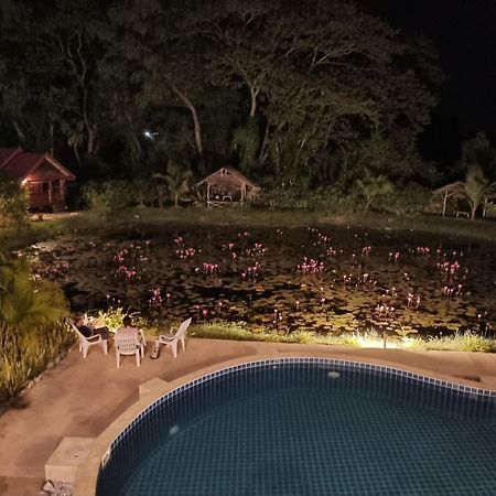 Bua Daeng Homestay Resort Kumphawapi Dış mekan fotoğraf