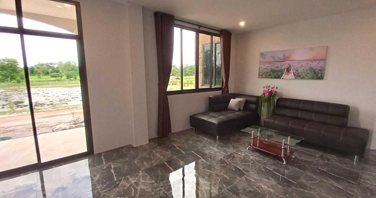 Bua Daeng Homestay Resort Kumphawapi Dış mekan fotoğraf