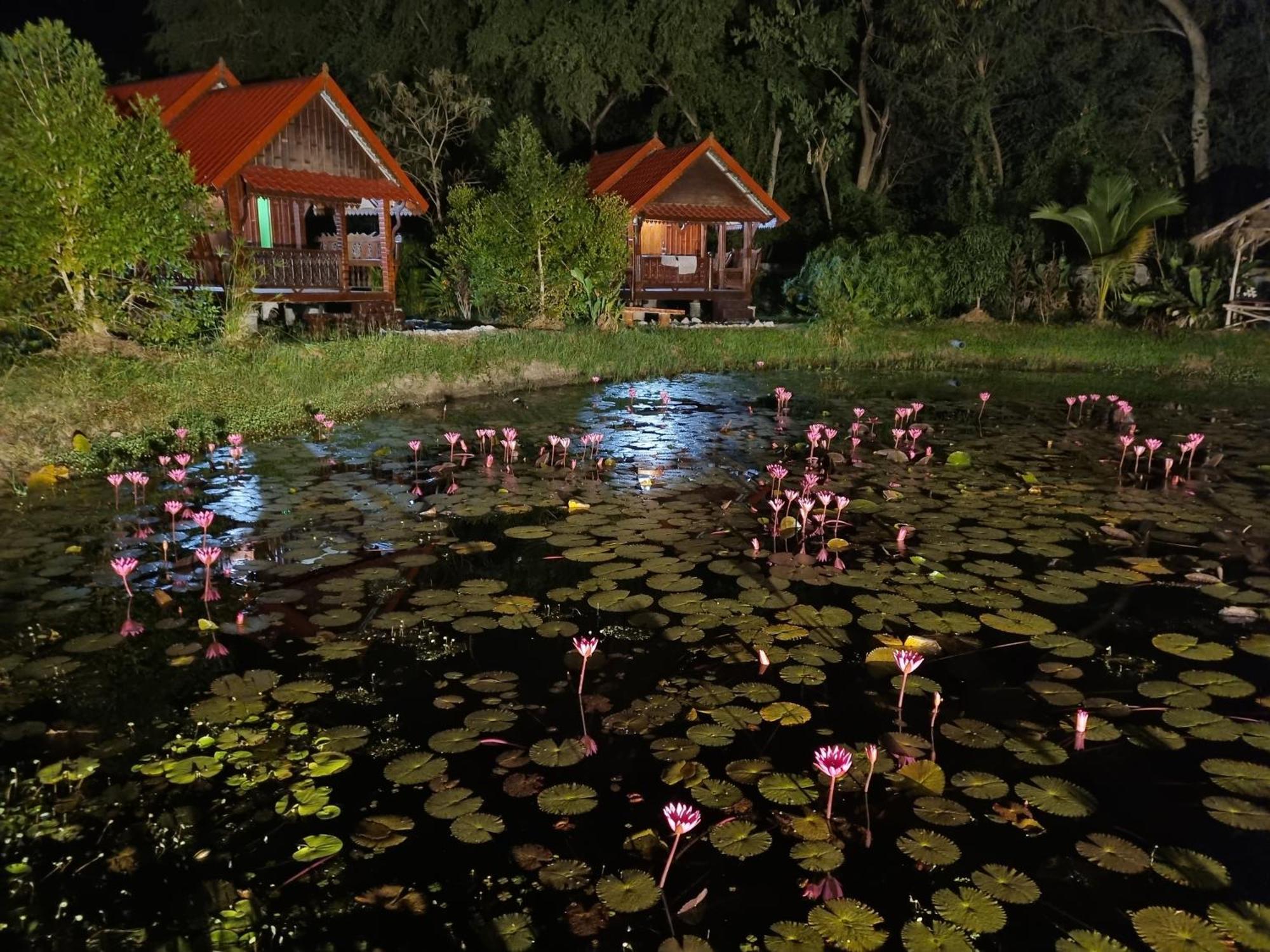 Bua Daeng Homestay Resort Kumphawapi Dış mekan fotoğraf