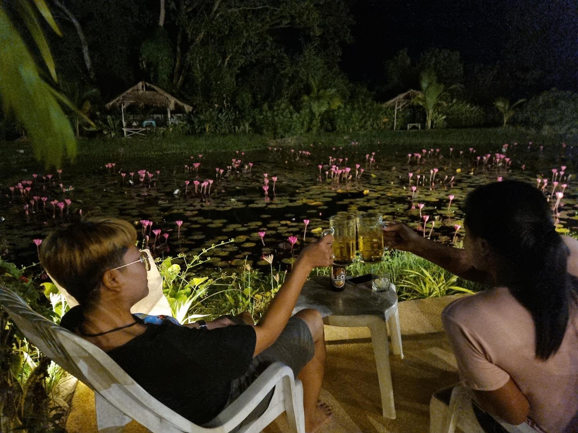 Bua Daeng Homestay Resort Kumphawapi Dış mekan fotoğraf