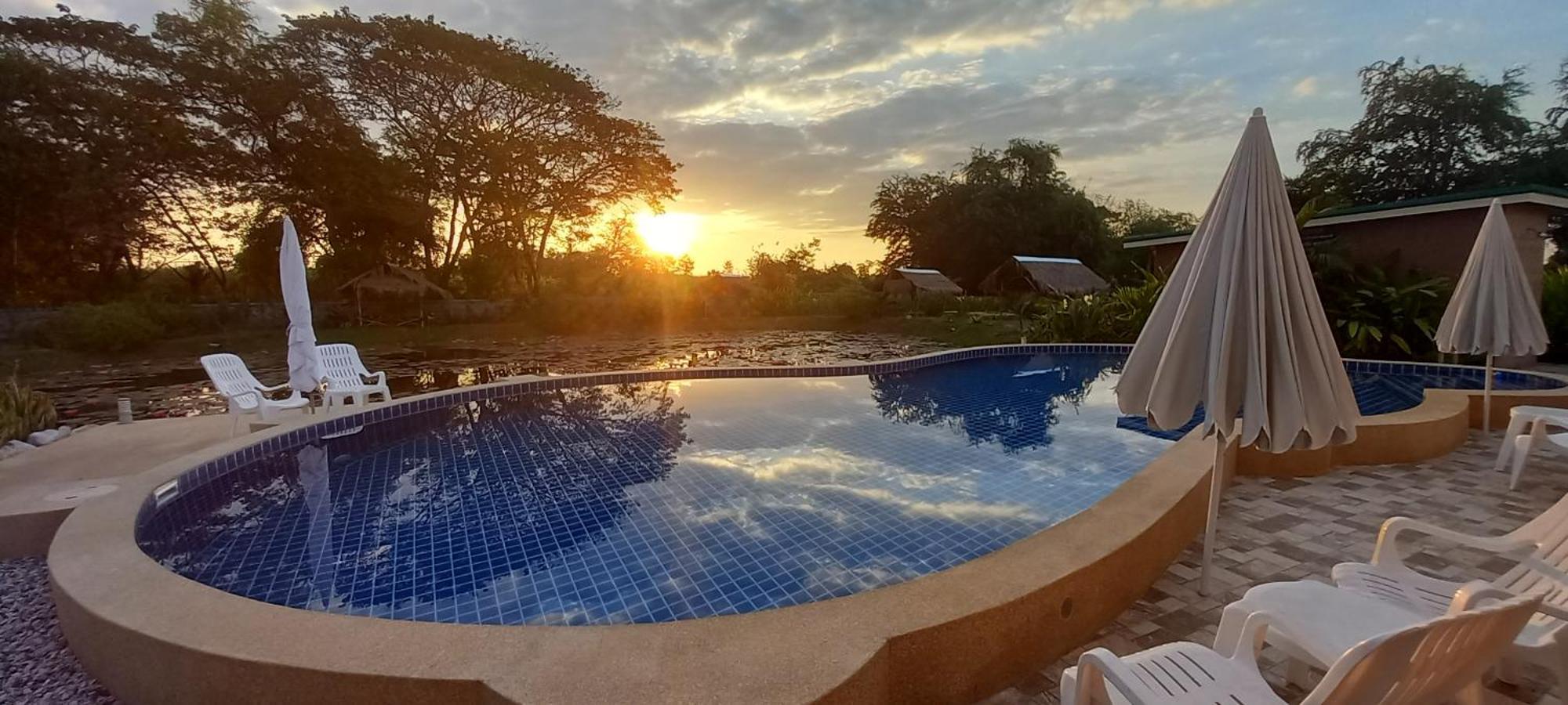 Bua Daeng Homestay Resort Kumphawapi Dış mekan fotoğraf