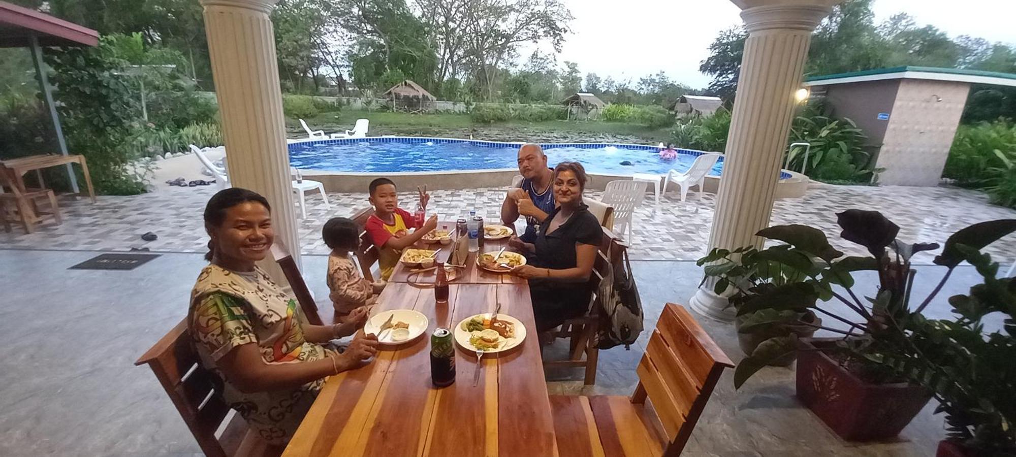 Bua Daeng Homestay Resort Kumphawapi Dış mekan fotoğraf