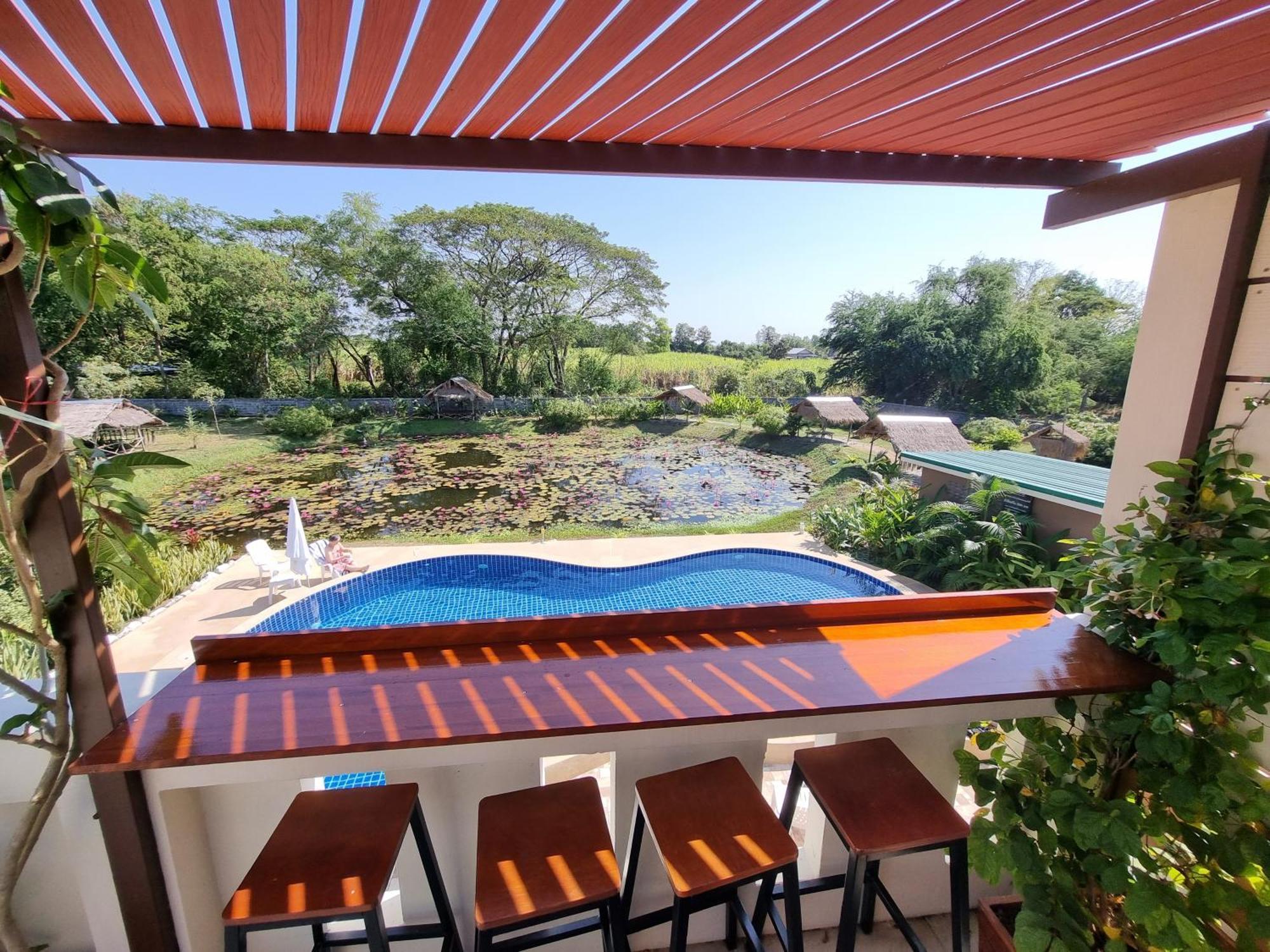 Bua Daeng Homestay Resort Kumphawapi Dış mekan fotoğraf