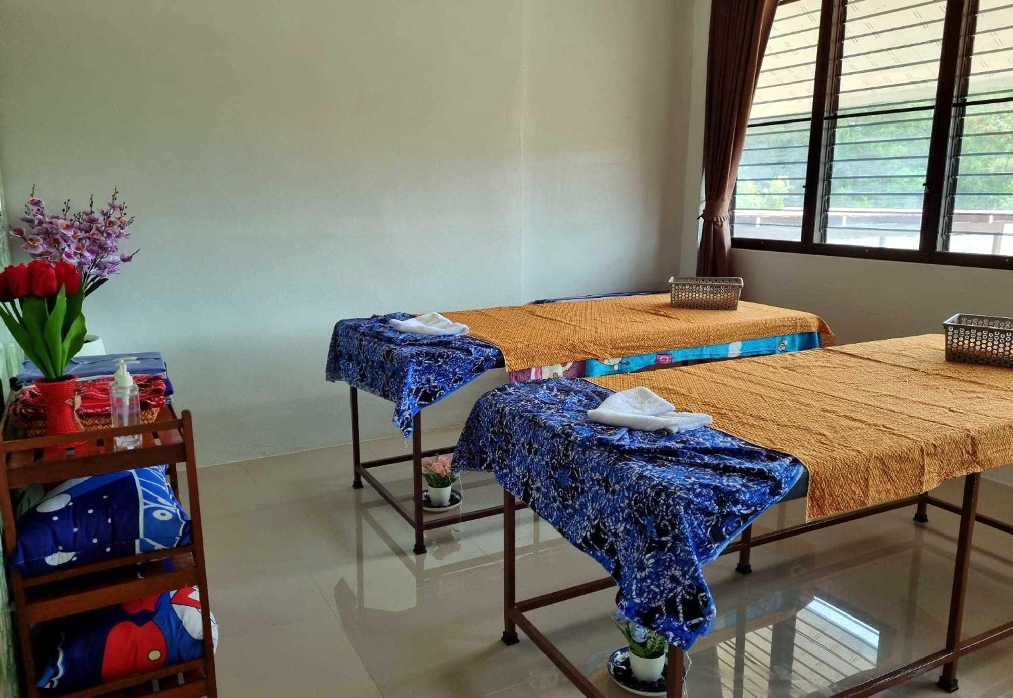 Bua Daeng Homestay Resort Kumphawapi Dış mekan fotoğraf