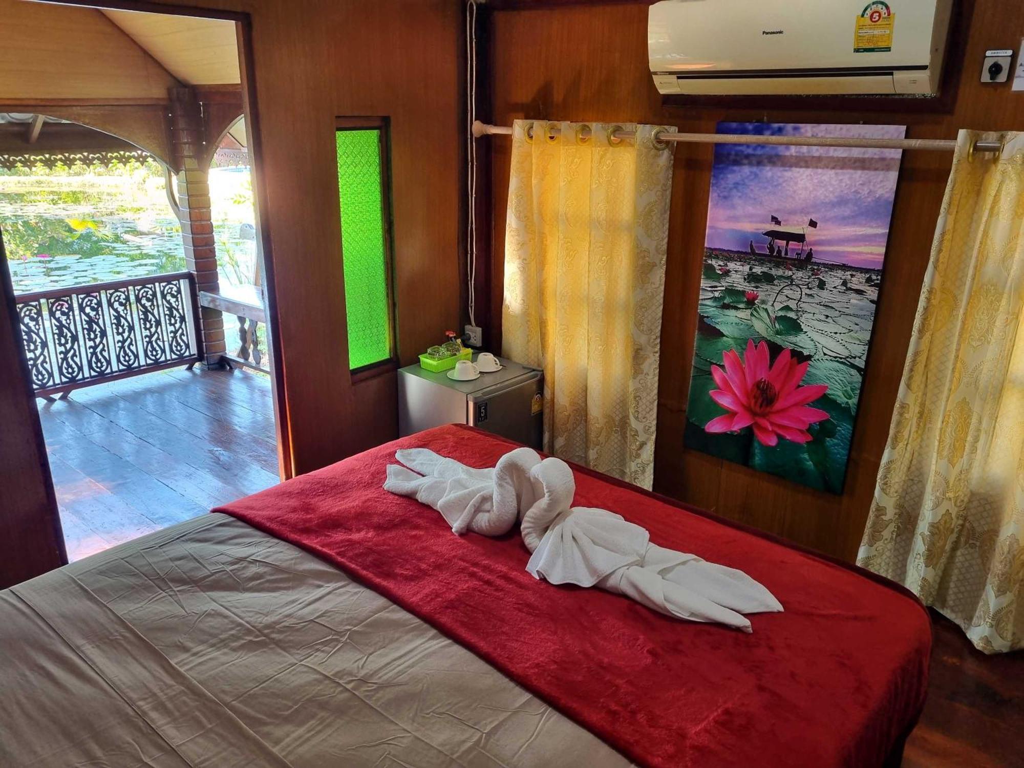 Bua Daeng Homestay Resort Kumphawapi Dış mekan fotoğraf