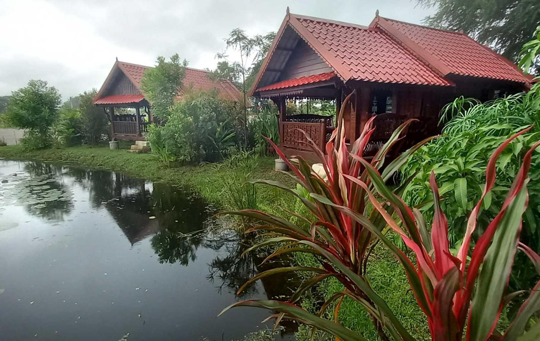 Bua Daeng Homestay Resort Kumphawapi Dış mekan fotoğraf